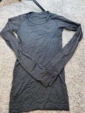 Lululemon Black Long Sleeve Athletic Shirt Size 2